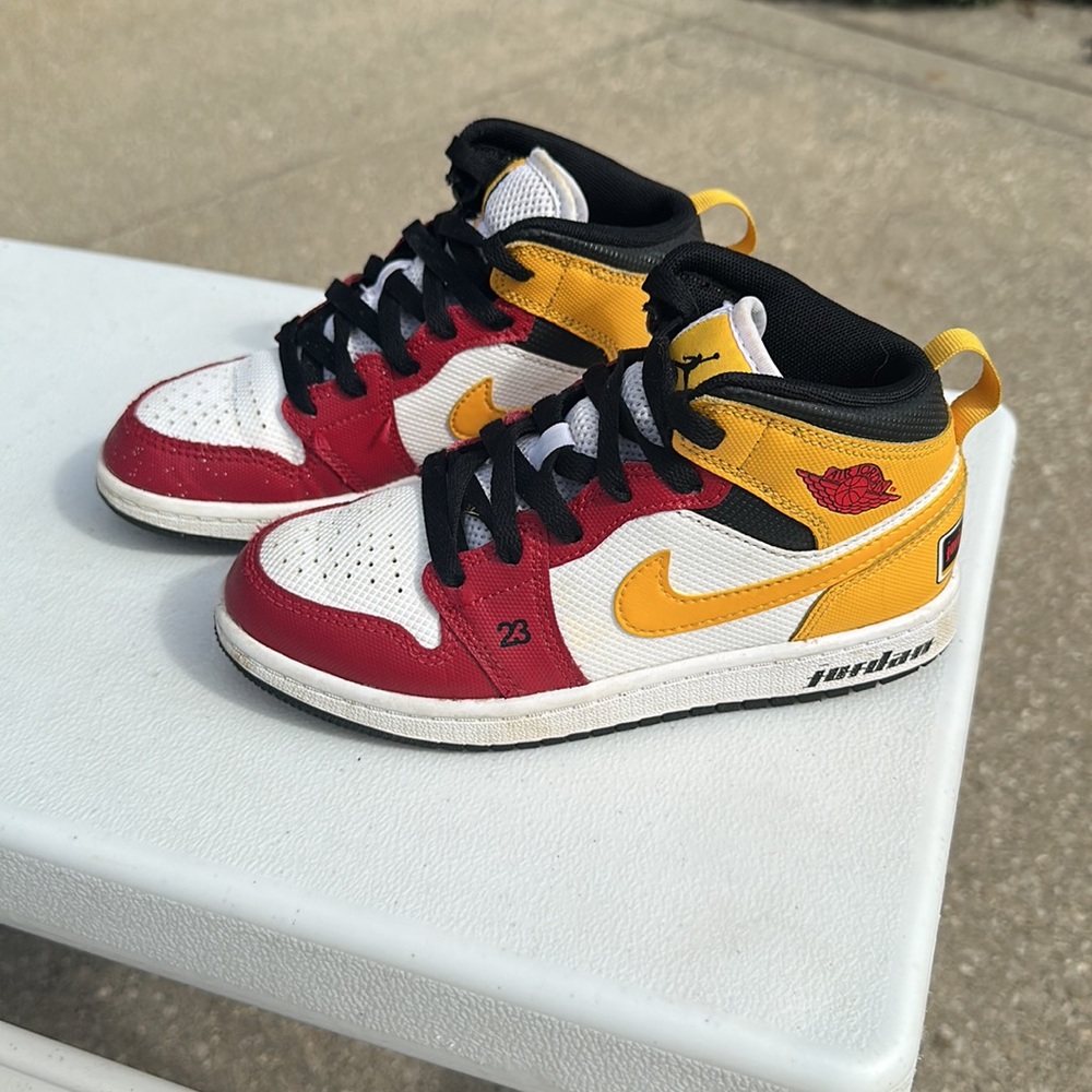 Boys Nike Jordan 1 Mid SE size 13.5 C